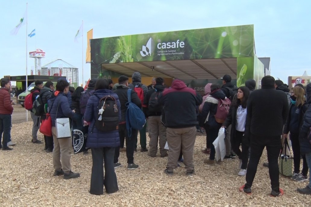 El stand de la entidad, todo el tiempo colmado de interesados en saber más.