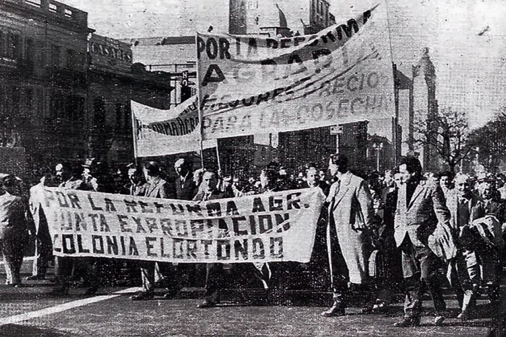El 25 de junio de 1912 miles de chacareros iniciaron la primera protesta rural. El 25 de junio de 1912 miles de chacareros iniciaron la primera protesta rural.