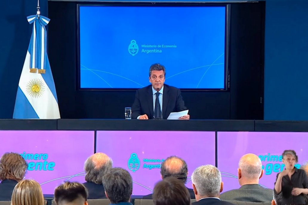 El ministro de Economía intenta vender al mundo más de lo que se compra. El ministro de Economía intenta vender al mundo más de lo que se compra.