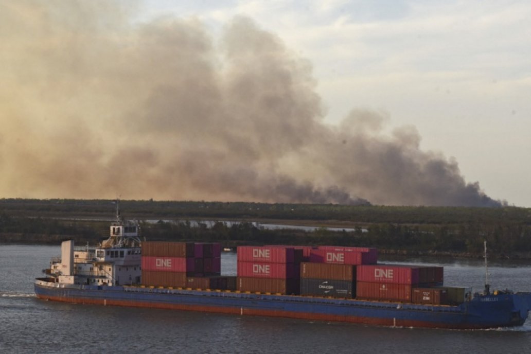 Las columnas de humo se expanden desde islas de Victoria y Gualeguay. Las columnas de humo se expanden desde islas de Victoria y Gualeguay.