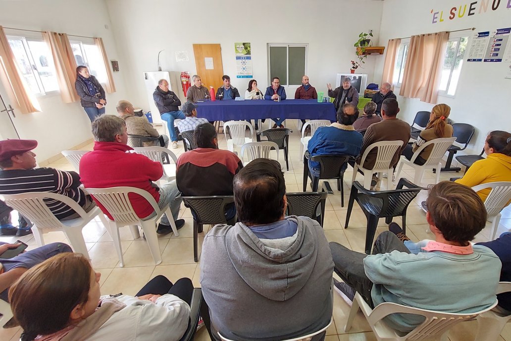 En el encuentro con pescadores se abordó la asistencia para las familias.