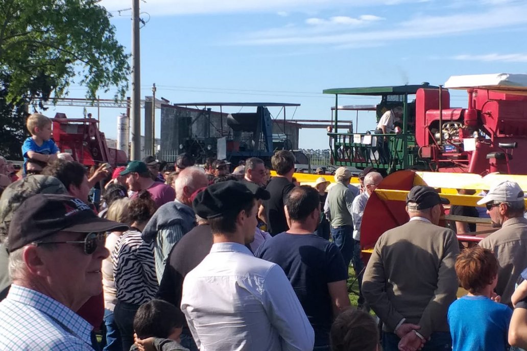 Con la puesta en marcha, la multitud llega a oir el motor y ver los cabezales.