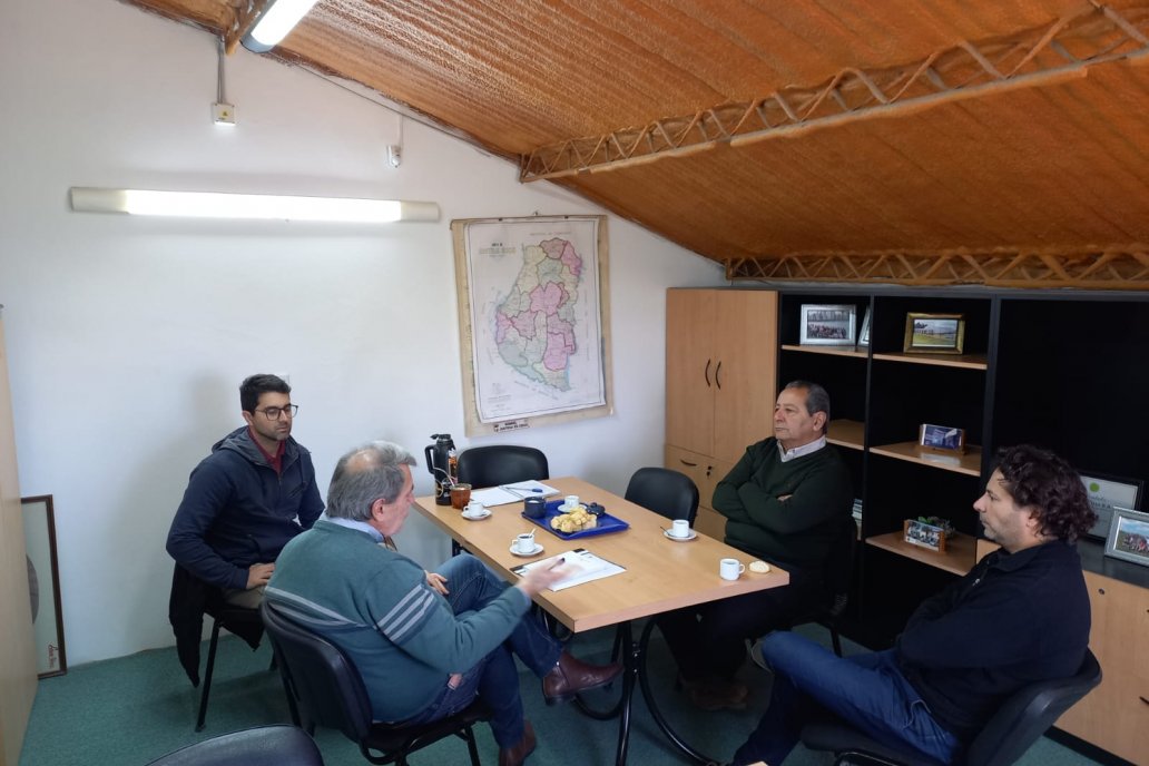 Los técnicos firmaron el acuerdo que promueve la sustentabilidad agrícola.