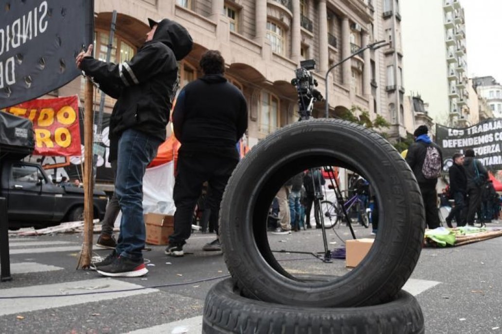 La crisis gremial en las tres fábricas nacionales fundamenta la importación. La crisis gremial en las tres fábricas nacionales fundamenta la importación.