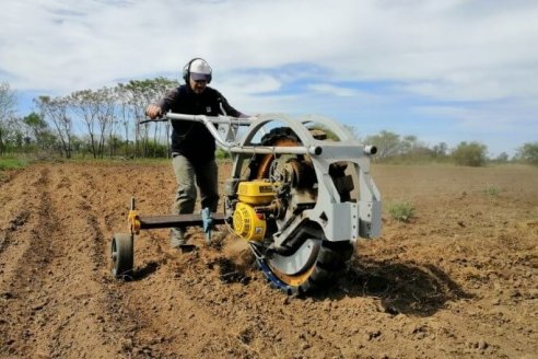 Lanzan al mercado un tractor básico y mínimo diseñado para usar en lotes de agricultores familiares