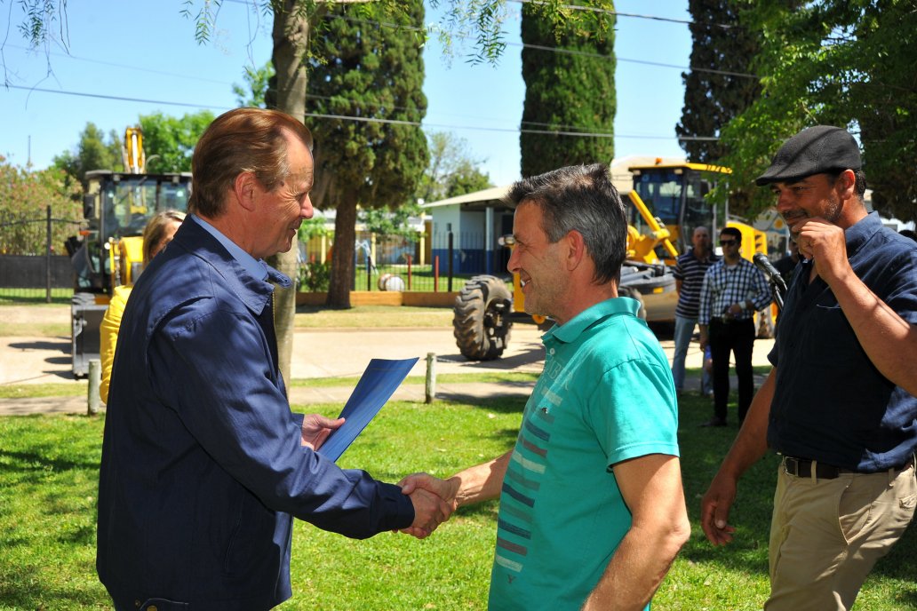 El mandatario respaldó a dos consrocios con la entrega de maquinarias viales.