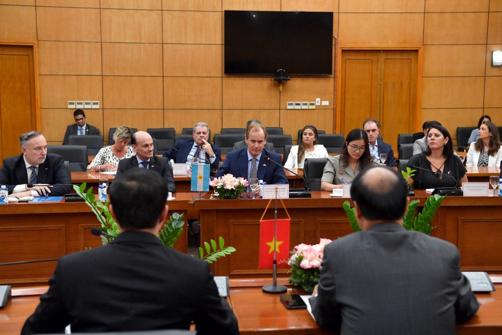 El mandatario concretó el anuncio tras reunirse con autoridades vietnamitas. El mandatario concretó el anuncio tras reunirse con autoridades vietnamitas.