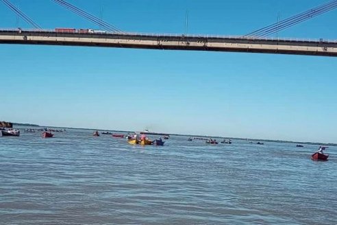 Pescadores de Chaco y Corrientes hacen piquetes en aguas del Paraná