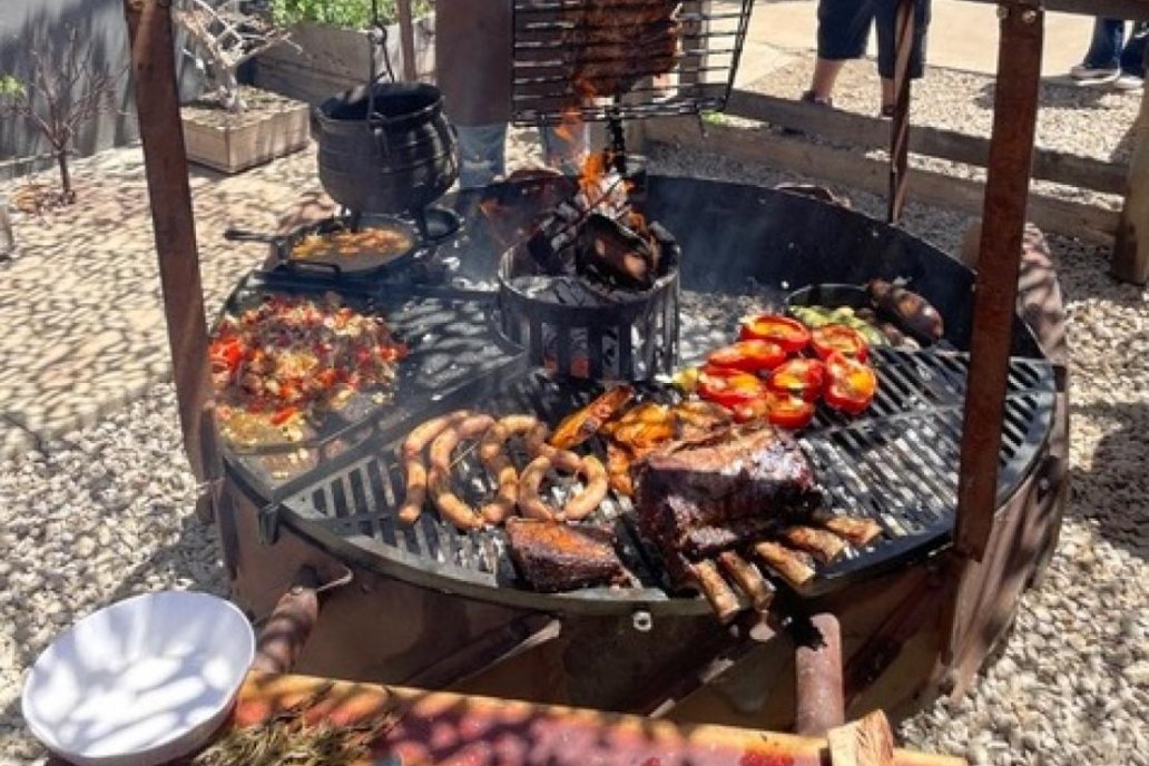 Costillas, cuadril, pimientos, berenjenas y chorizos en el debut del parrilero.