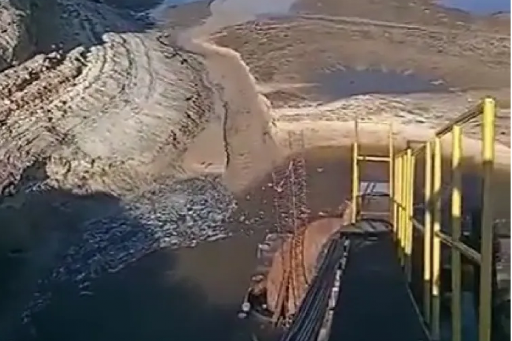 El cauce del río quedó al descubierto fruto de la succión de bombas gigantes.