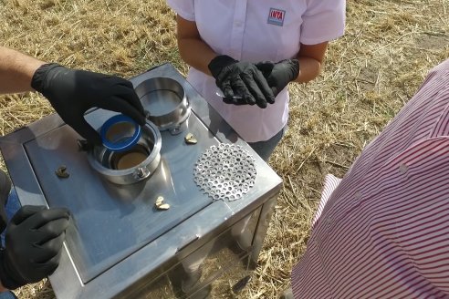 Manuel Jorge Hadad y Mariela Seehaus - EEA INTA Paraná - Primer equipo monitoreo de particulas y vapores de pesticidas en el aire