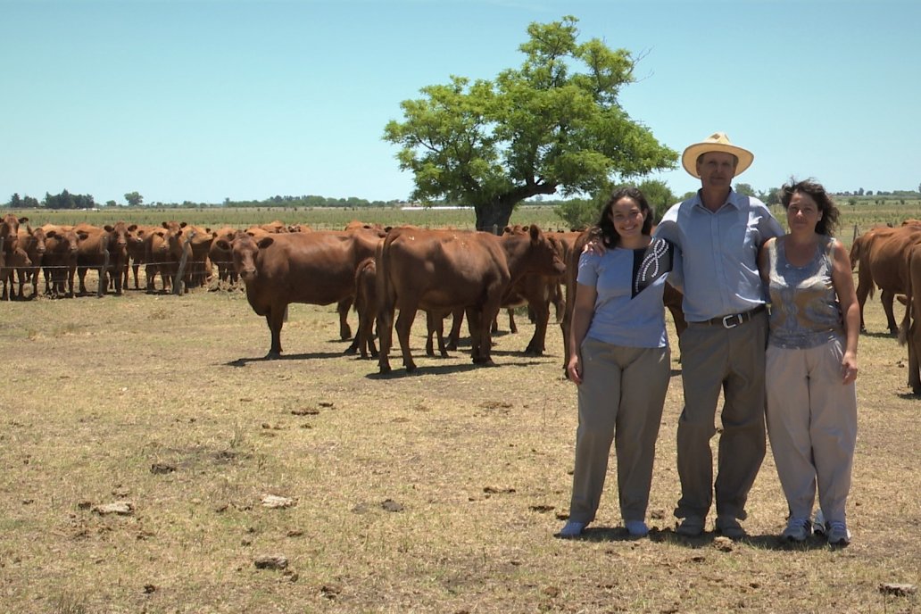 En su campo de Don Cristóbal Kiara, Claudio y Marisela, dan pelea a la sequía.