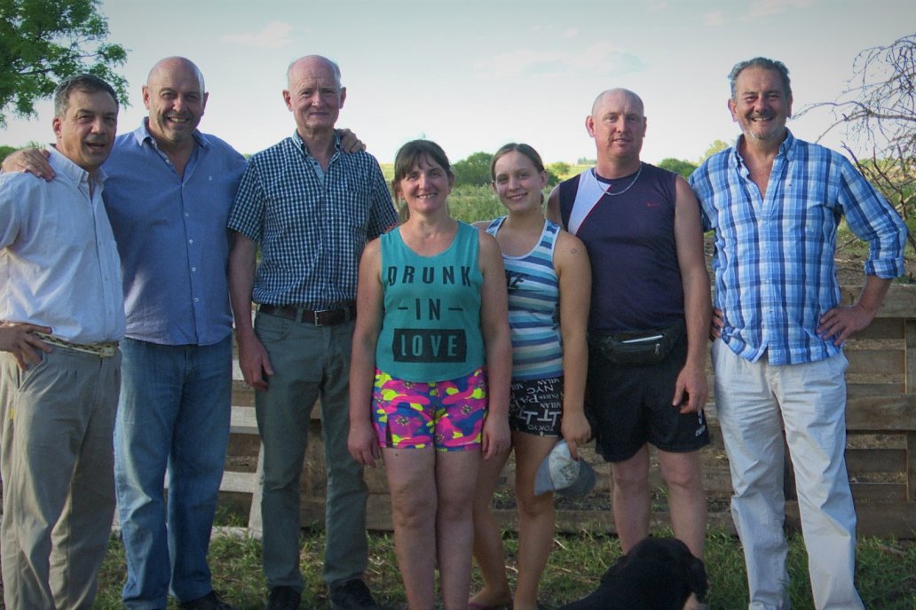 Tamberos, asesores y periodistas, juntos en el campo de Colonia Reffino.