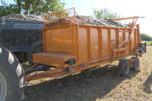 Carlos Bernhart , Contratista Rural y Gustavo Gareis, Productor Tambero - Fertilización Orgánica en Aldea Santa Rosa