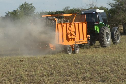 Carlos Bernhart , Contratista Rural y Gustavo Gareis, Productor Tambero - Fertilización Orgánica en Aldea Santa Rosa