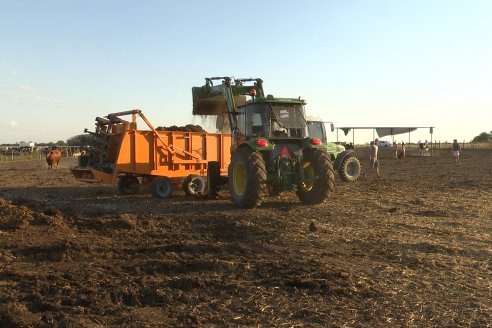 Carlos Bernhart , Contratista Rural y Gustavo Gareis, Productor Tambero - Fertilización Orgánica en Aldea Santa Rosa