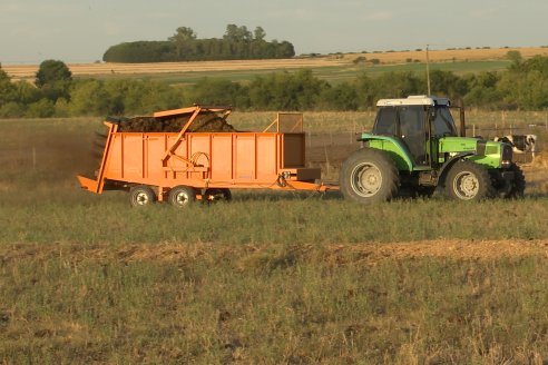 Carlos Bernhart , Contratista Rural y Gustavo Gareis, Productor Tambero - Fertilización Orgánica en Aldea Santa Rosa