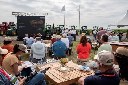 Visita al Bayer FowardFarming reunió a unos 80 productores de 20 naciones