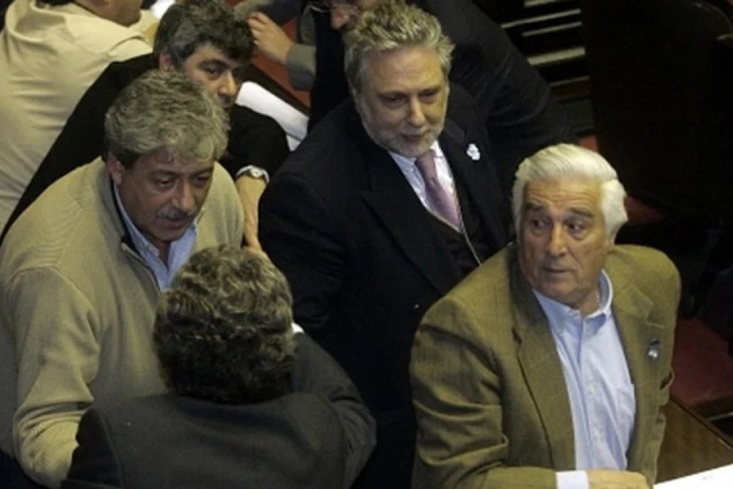 Rossi saludando a los jefes de las gremiales del campo en una foto de 2008. Rossi saludando a los jefes de las gremiales del campo en una foto de 2008.