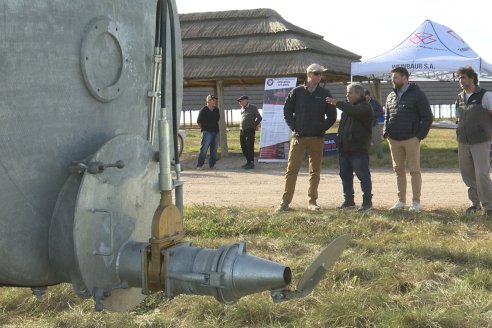 Presentación y Jornada Dinámica en Estación Camps- Weinbaur S.A. - Estercolera Omar Martin M10000L