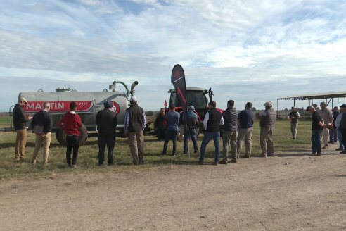 Presentación y Jornada Dinámica en Estación Camps- Weinbaur S.A. - Estercolera Omar Martin M10000L