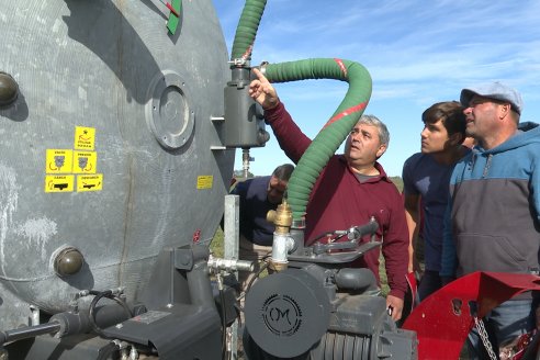 Presentación y Jornada Dinámica en Estación Camps- Weinbaur S.A. - Estercolera Omar Martin M10000L