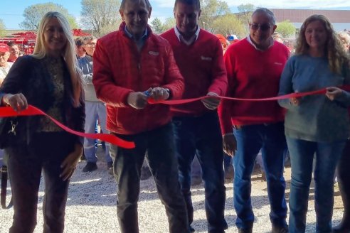Inauguró la “Escuela de soldadura de Apache”.
