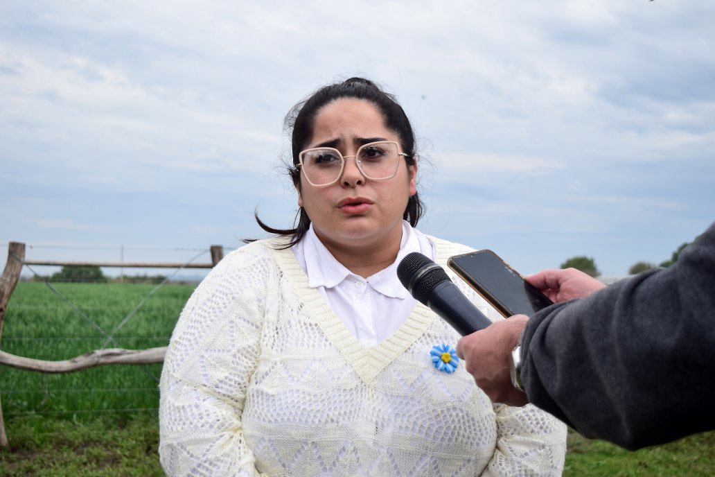 Daiana Olguín colabora en el tambo de su familia, en Seguí.