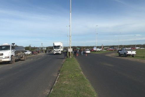 Masivo reclamo por mejoras al camino que une a Viale con Maciá en la intersección de las rutas 32 y 33