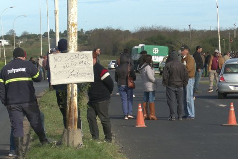 Masivo reclamo por mejoras al camino que une a Viale con Maciá en la intersección de las rutas 32 y 33