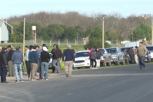 Masivo reclamo por mejoras al camino que une a Viale con Maciá en la intersección de las rutas 32 y 33