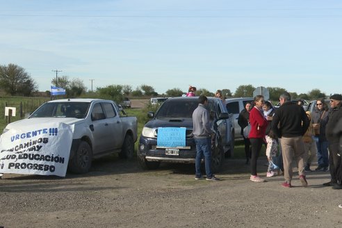 Masivo reclamo por mejoras al camino que une a Viale con Maciá en la intersección de las rutas 32 y 33