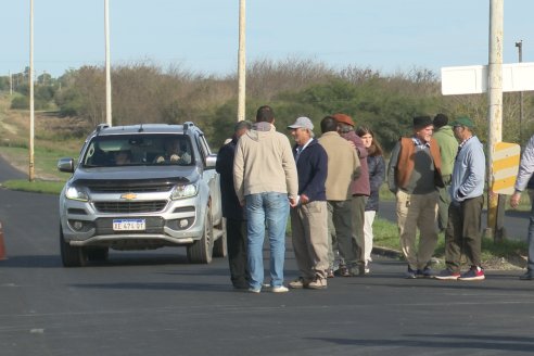 Masivo reclamo por mejoras al camino que une a Viale con Maciá en la intersección de las rutas 32 y 33