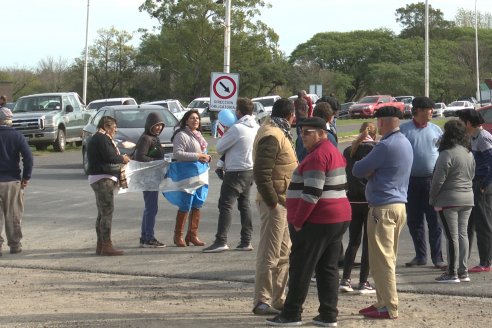 Masivo reclamo por mejoras al camino que une a Viale con Maciá en la intersección de las rutas 32 y 33