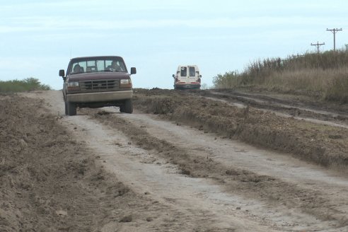 Masivo reclamo por mejoras al camino que une a Viale con Maciá en la intersección de las rutas 32 y 33