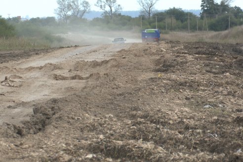 Masivo reclamo por mejoras al camino que une a Viale con Maciá en la intersección de las rutas 32 y 33