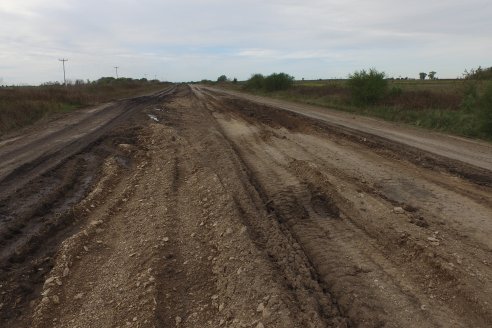 Masivo reclamo por mejoras al camino que une a Viale con Maciá en la intersección de las rutas 32 y 33