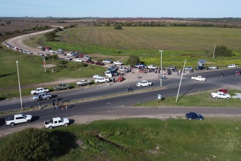 Masivo reclamo por mejoras al camino que une a Viale con Maciá en la intersección de las rutas 32 y 33