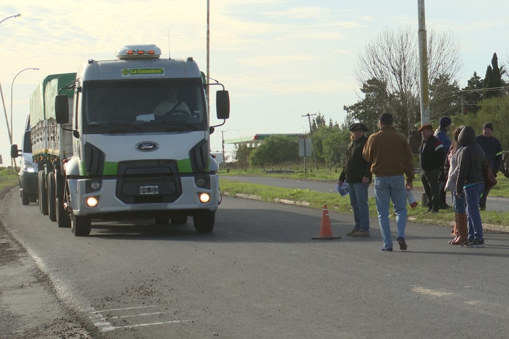 Masivo reclamo por mejoras al camino que une a Viale con Maciá en la intersección de las rutas 32 y 33