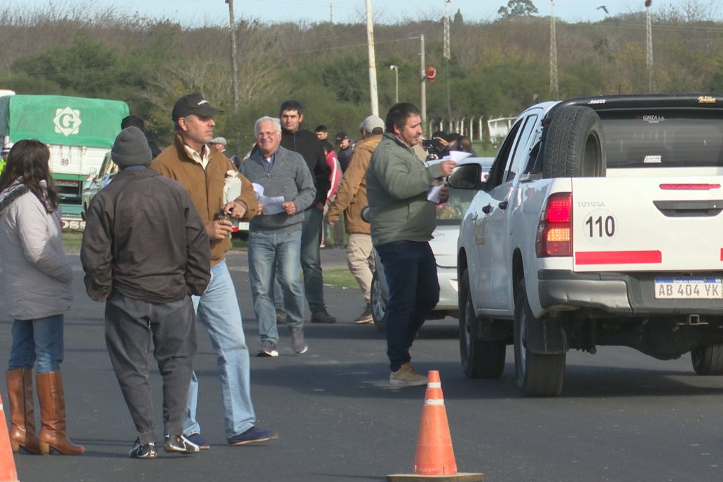 Masivo reclamo por mejoras al camino que une a Viale con Maciá en la intersección de las rutas 32 y 33