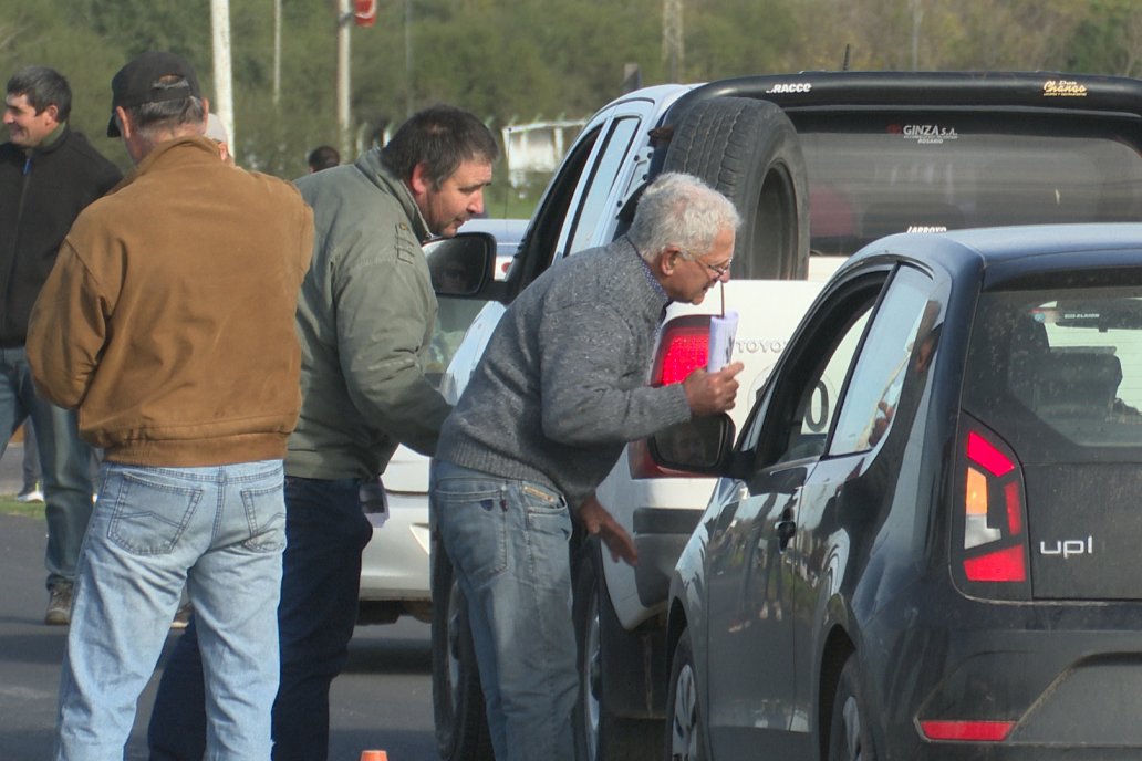 Masivo reclamo por mejoras al camino que une a Viale con Maciá en la intersección de las rutas 32 y 33