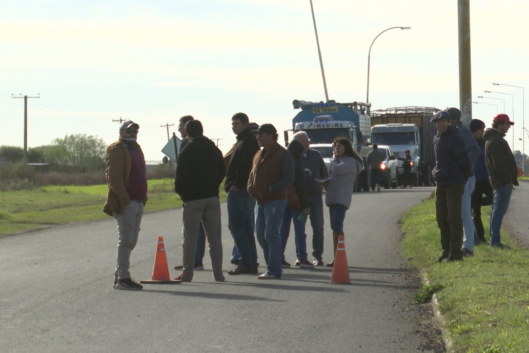 Masivo reclamo por mejoras al camino que une a Viale con Maciá en la intersección de las rutas 32 y 33