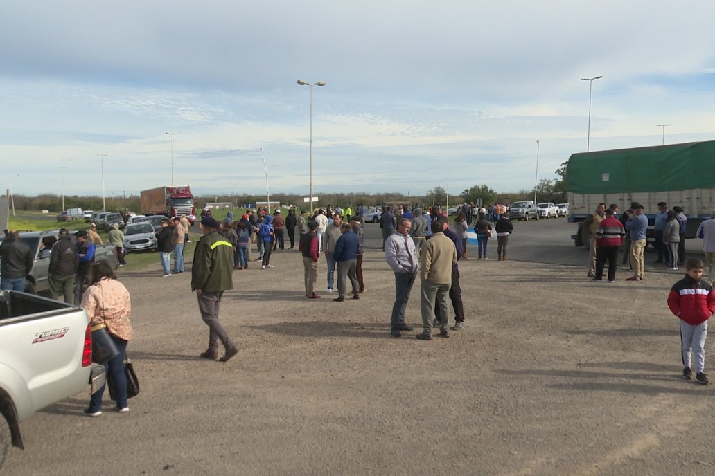 Masivo reclamo por mejoras al camino que une a Viale con Maciá en la intersección de las rutas 32 y 33