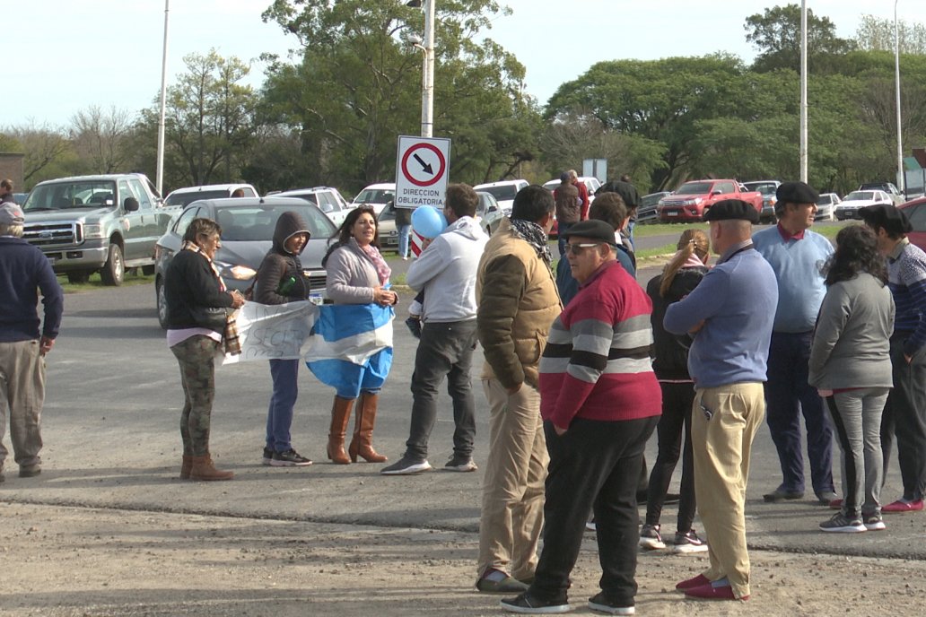 Masivo reclamo por mejoras al camino que une a Viale con Maciá en la intersección de las rutas 32 y 33