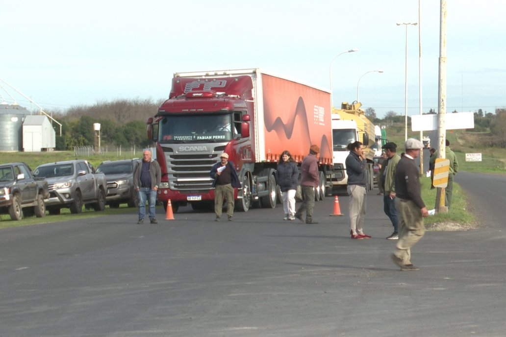 Masivo reclamo por mejoras al camino que une a Viale con Maciá en la intersección de las rutas 32 y 33