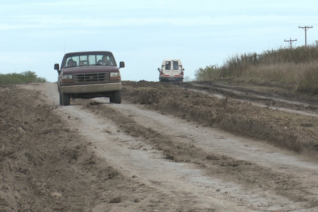 Masivo reclamo por mejoras al camino que une a Viale con Maciá en la intersección de las rutas 32 y 33