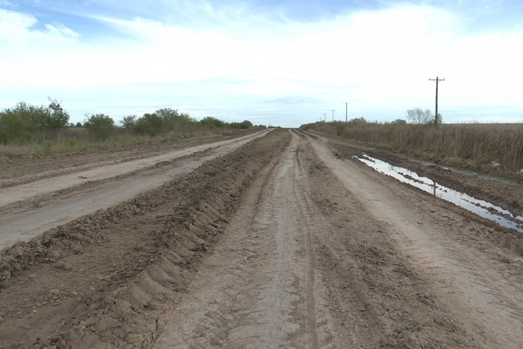 Masivo reclamo por mejoras al camino que une a Viale con Maciá en la intersección de las rutas 32 y 33