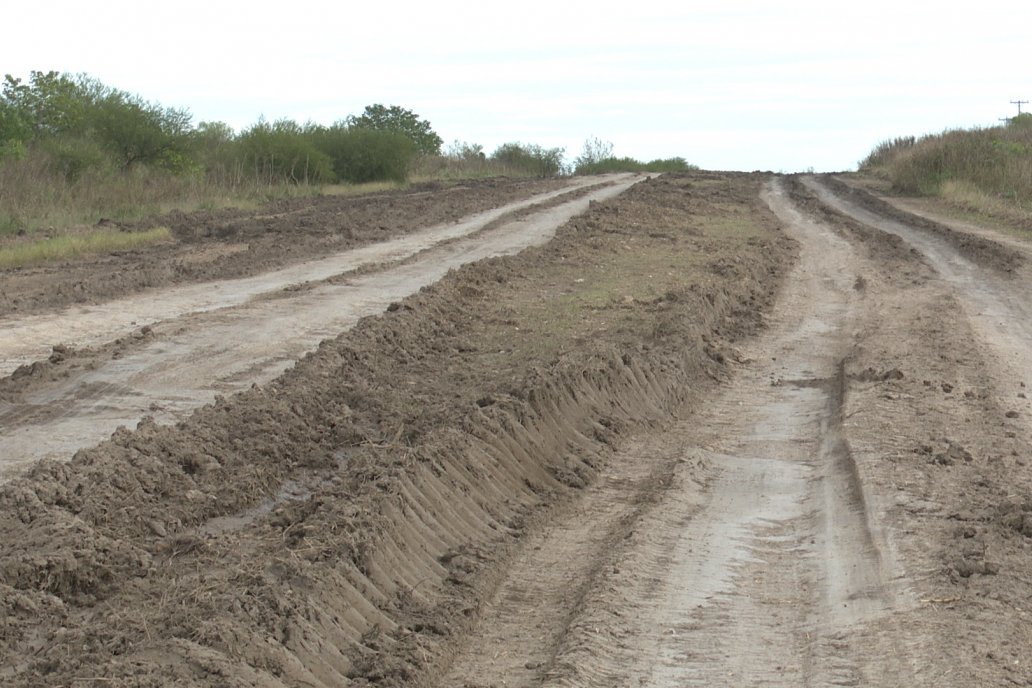 Masivo reclamo por mejoras al camino que une a Viale con Maciá en la intersección de las rutas 32 y 33