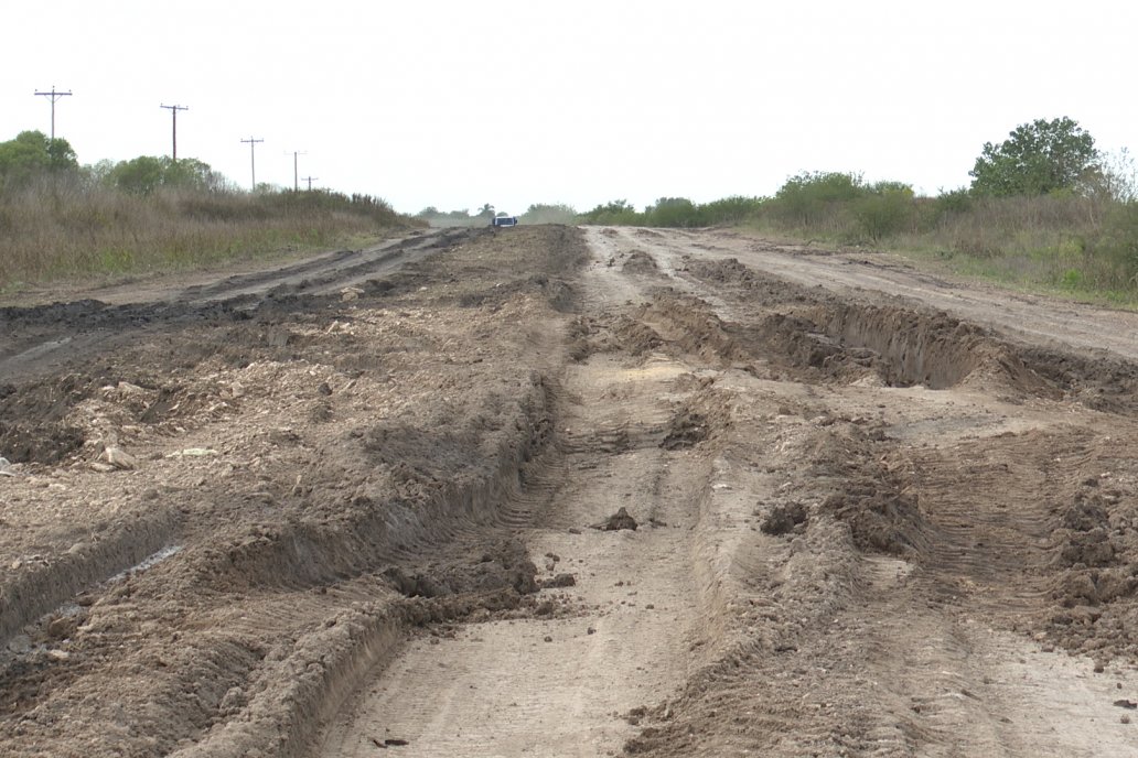 Masivo reclamo por mejoras al camino que une a Viale con Maciá en la intersección de las rutas 32 y 33