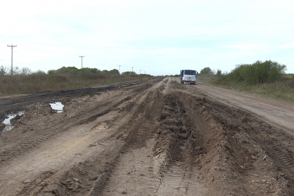 Masivo reclamo por mejoras al camino que une a Viale con Maciá en la intersección de las rutas 32 y 33